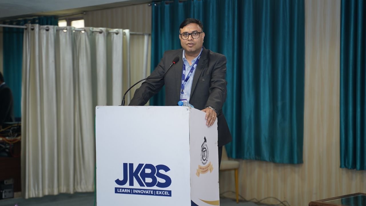 Smart Infrastructure & Clean Energy: Building Cities of Tomorrow Smart Infrastructure & Clean Energy: Building Cities of Tomorrow